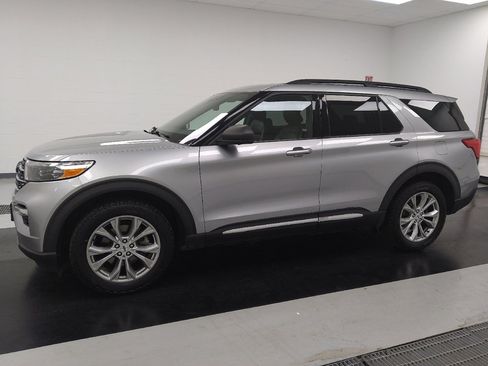 Used 2020 Ford Explorer XLT w/ Equipment Group 202A AWD/4WD image 2
