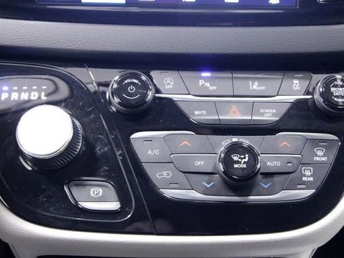 Used 2024 Chrysler Pacifica Touring-L image 31