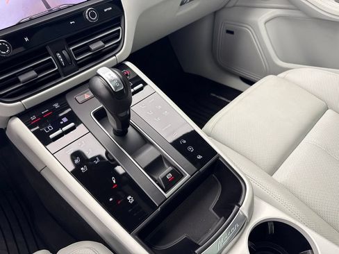 Certified 2024 Porsche Macan Turbo AWD/4WD image 40