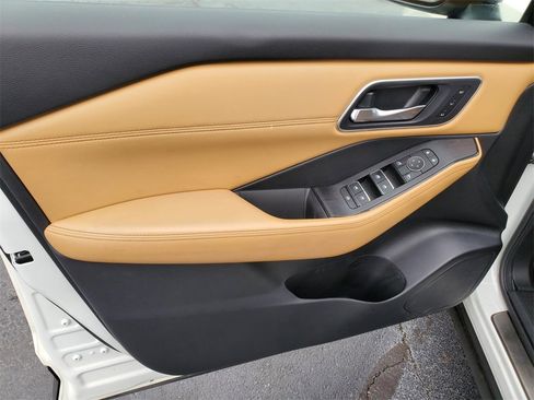 Certified 2022 Nissan Rogue Platinum w/ Head-Up Display Package image 21