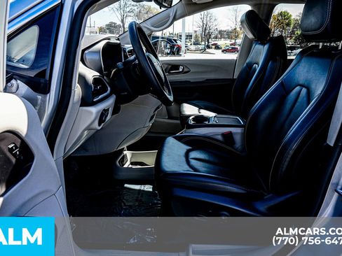 Used 2024 Chrysler Pacifica Touring-L image 19