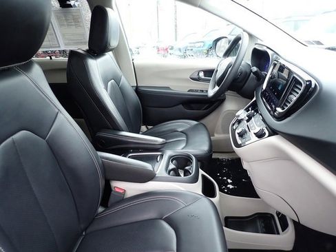 Used 2023 Chrysler Pacifica Touring-L image 10