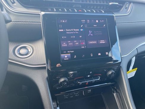 New 2025 Jeep Grand Cherokee Altitude image 21