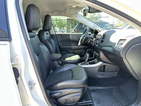 Used 2018 Jeep Compass Latitude FWD image 9