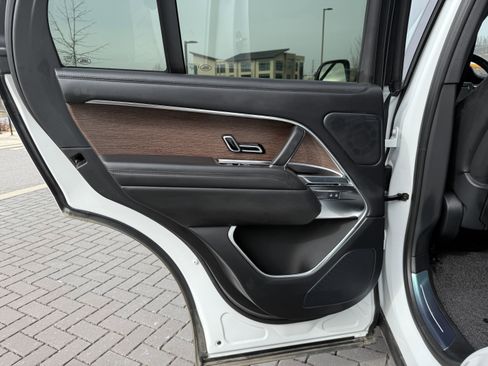 Certified 2025 Land Rover Range Rover SE image 14