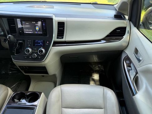 Used 2017 Toyota Sienna XLE FWD image 25