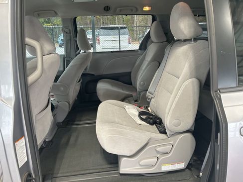 Used 2017 Toyota Sienna LE image 8