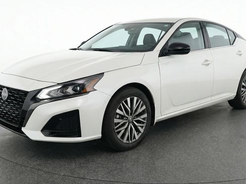 Used 2025 Nissan Altima 2.5 SV image 3