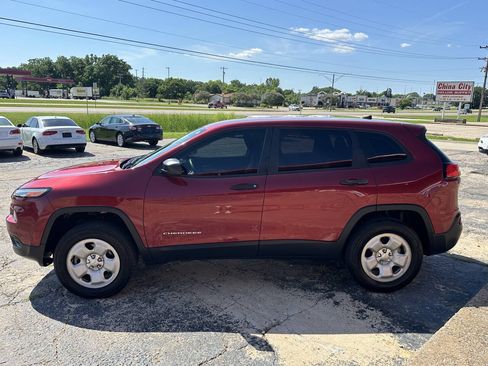 Used 2017 Jeep Cherokee Sport FWD image 6