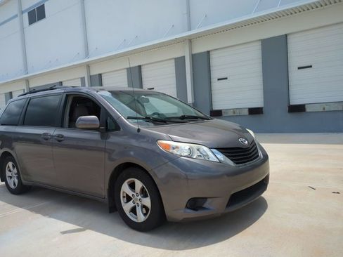 Used 2013 Toyota Sienna LE FWD image 3
