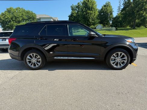 Used 2023 Ford Explorer XLT w/ Equipment Group 202A AWD/4WD image 4