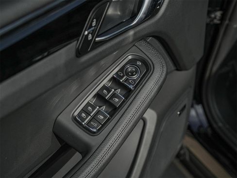 Certified 2025 Porsche Macan image 21