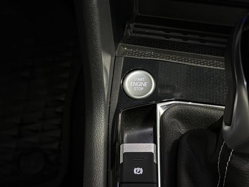 Certified 2025 Volkswagen Taos SE image 38