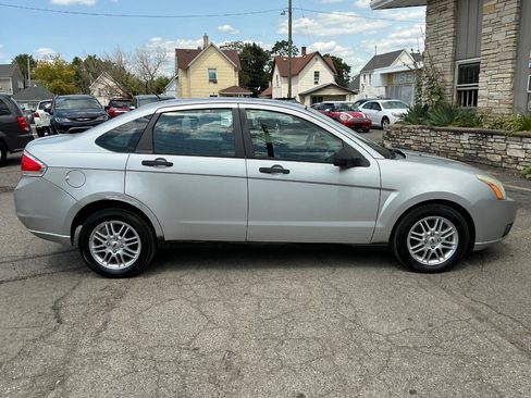 Used 2009 Ford Focus SE FWD image 2