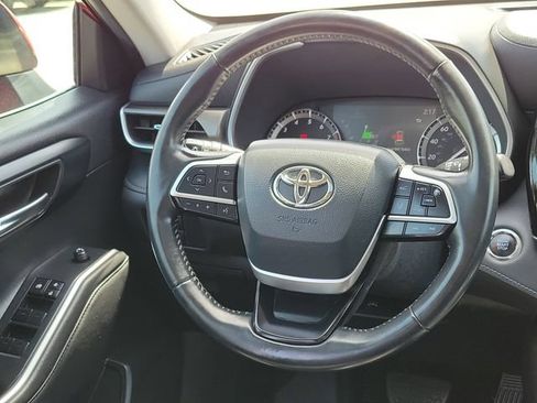 Used 2022 Toyota Highlander XLE AWD/4WD image 23