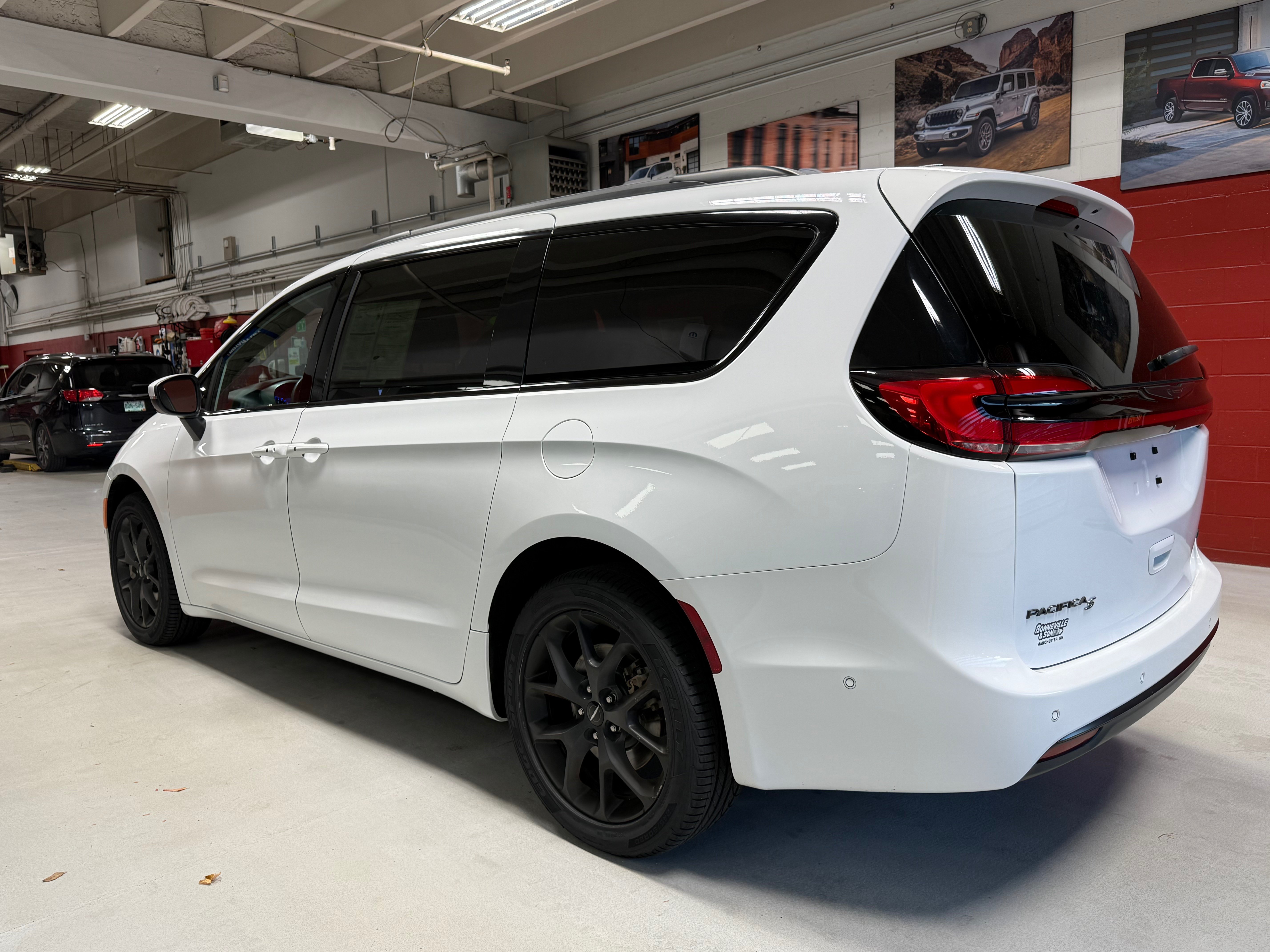 Certified 2023 Chrysler Pacifica Touring-L w/ Uconnect Theater Family Group AWD/4WD image 5
