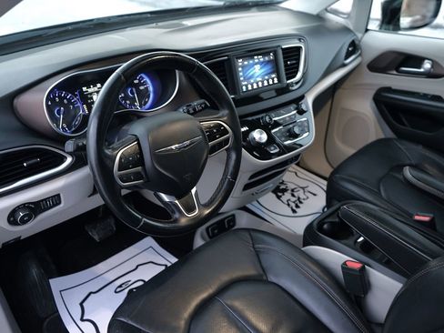 Used 2018 Chrysler Pacifica Touring-L image 15