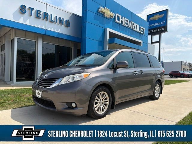 Used 2017 Toyota Sienna XLE Premium FWD image 1