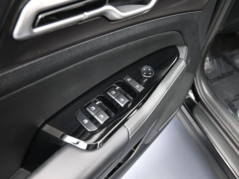 Used 2025 Kia Sportage EX image 17