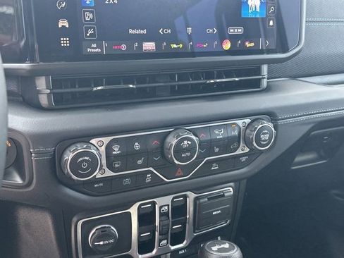 Certified 2025 Jeep Wrangler Unlimited Rubicon 4xe w/ Convenience Group AWD/4WD image 28
