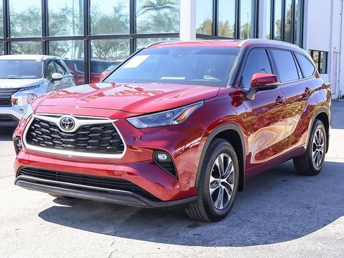 Used 2023 Toyota Highlander XLE image 8