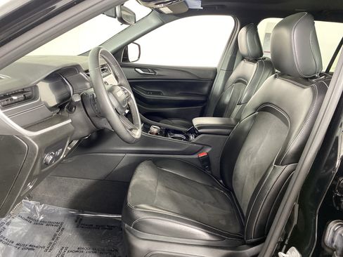 Used 2023 Jeep Grand Cherokee L Laredo AWD/4WD image 37