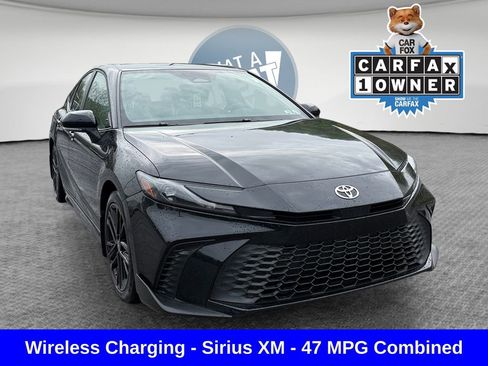 Used 2025 Toyota Camry SE FWD image 1