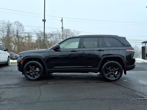 Certified 2023 Jeep Grand Cherokee Limited w/ Black Appearance Package image 6