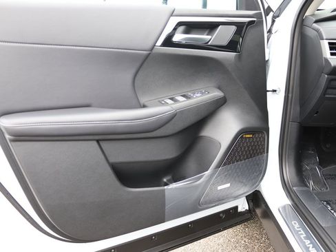 New 2026 Mitsubishi Outlander SE image 11