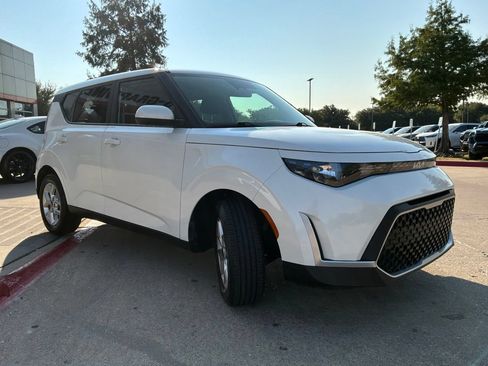 Used 2025 Kia Soul LX w/ LX Technology Package FWD image 4