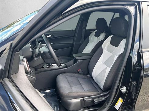 Certified 2025 Chevrolet Trax RS image 26