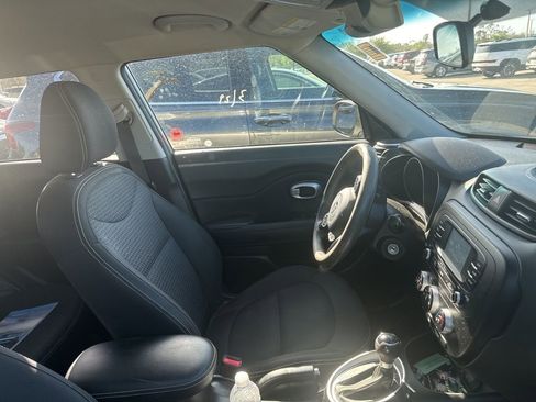 Used 2016 Kia Soul + image 10