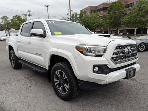 Used 2017 Toyota Tacoma TRD Sport w/ Tow Package (A/T) AWD/4WD image 5