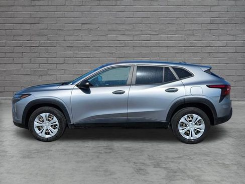 Used 2024 Chevrolet Trax LS w/ Driver Confidence Package FWD image 2