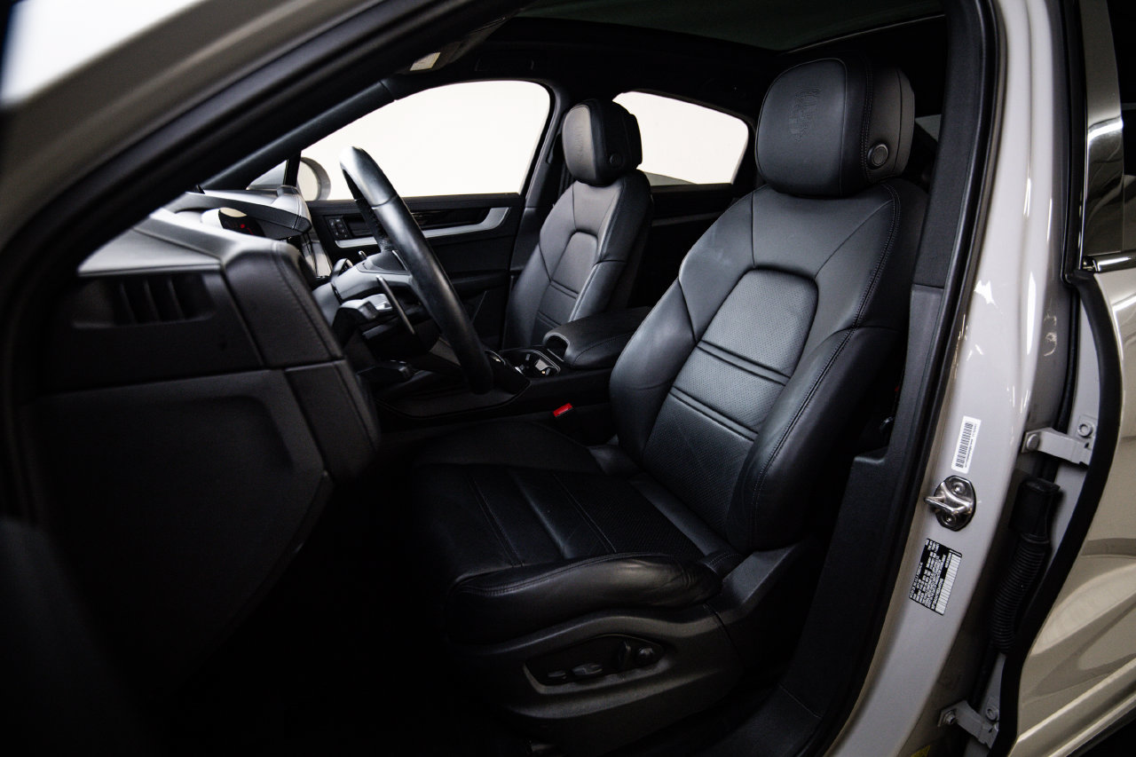 Certified 2024 Porsche Cayenne Coupe AWD/4WD image 5