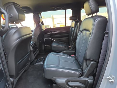 Used 2024 Jeep Wagoneer L Series II w/ Flexible Seating Group RWD image 11