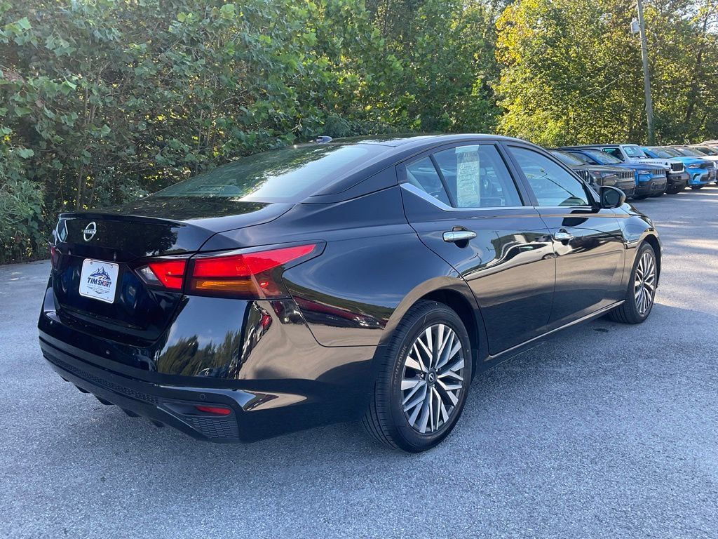Used 2025 Nissan Altima 2.5 SV FWD image 6