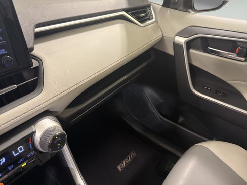 Used 2019 Toyota RAV4 XLE Premium AWD/4WD image 19