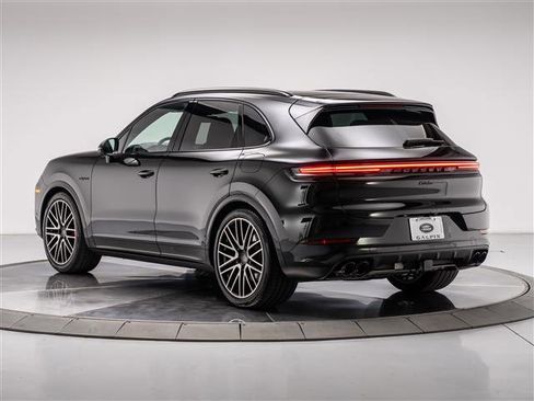 Used 2025 Porsche Cayenne Turbo AWD/4WD image 3