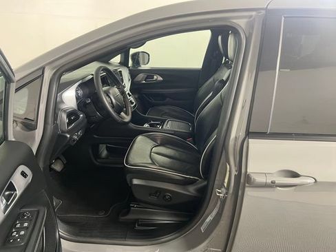 Certified 2025 Chrysler Pacifica Limited FWD image 16