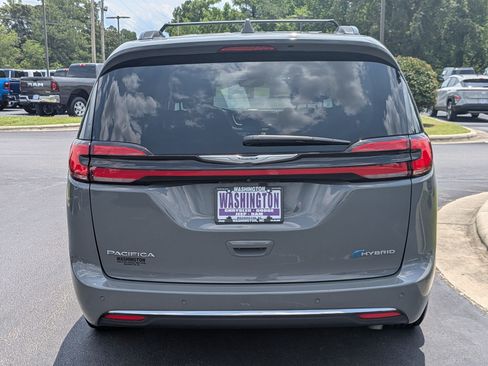 Used 2023 Chrysler Pacifica Touring-L FWD image 6