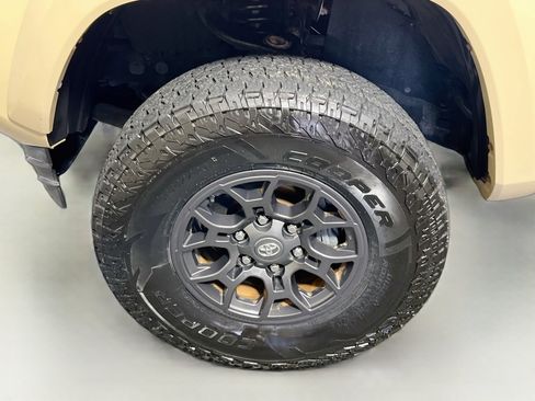 Used 2017 Toyota Tacoma SR5 w/ Tow Package AWD/4WD image 13
