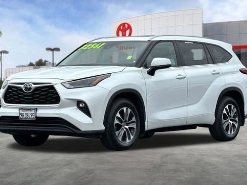Used 2023 Toyota Highlander XLE AWD/4WD image 9