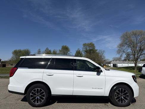 Used 2025 Ford Expedition Platinum AWD/4WD image 2
