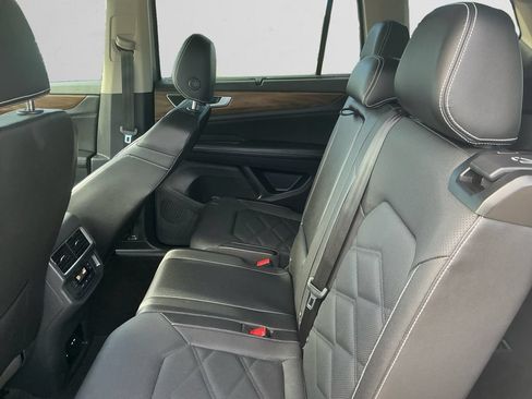 Used 2025 Volkswagen Atlas SE AWD/4WD image 13