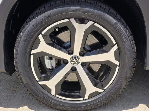 Used 2025 Volkswagen Tiguan SE FWD image 9