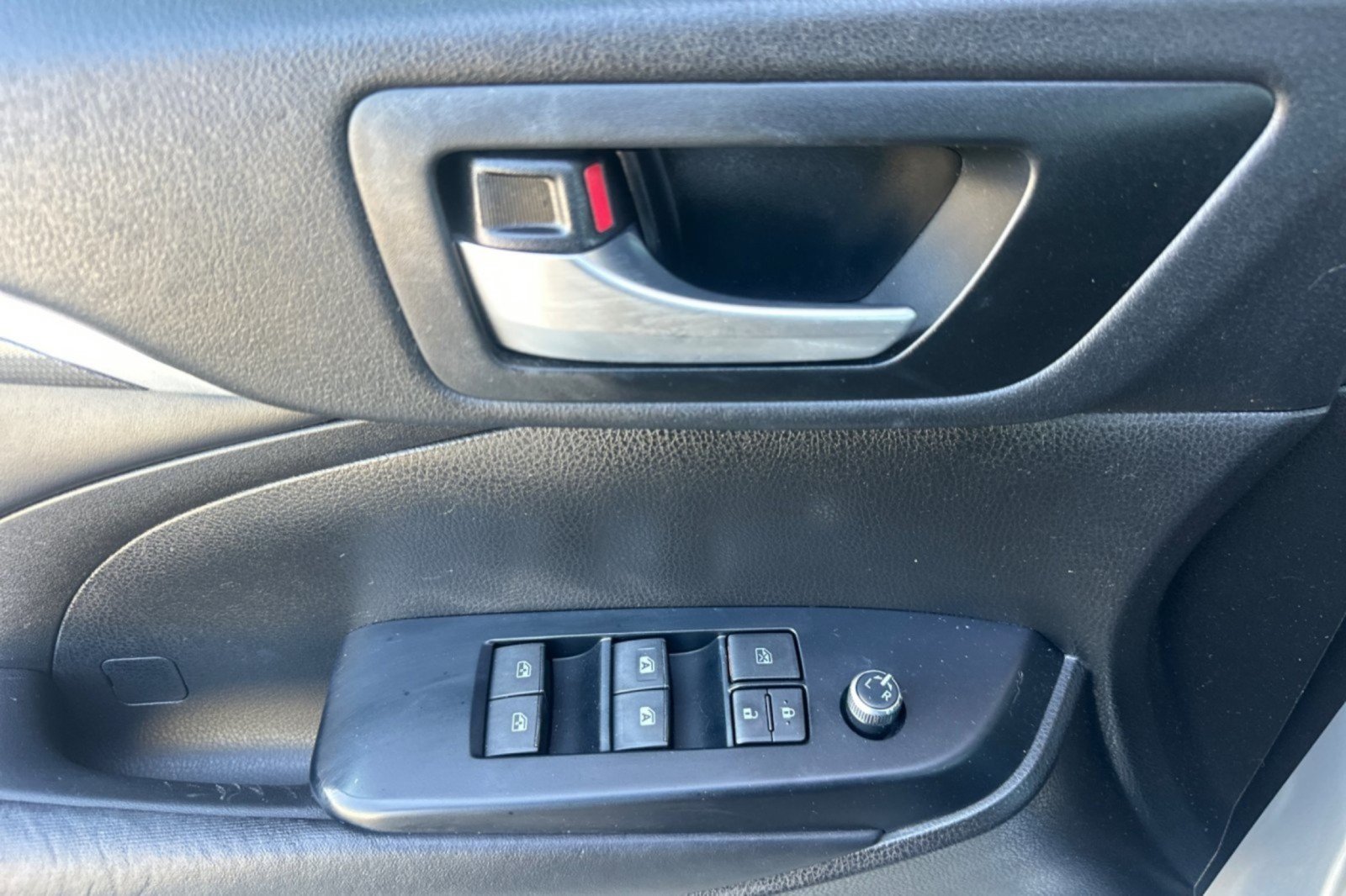 Certified 2018 Toyota Highlander SE w/ Protection Package #1 FWD image 10