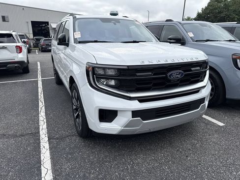 Used 2025 Ford Expedition Max Platinum w/ Driver's Package AWD/4WD image 3