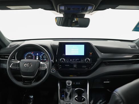 Used 2025 Toyota Highlander XSE AWD/4WD image 14