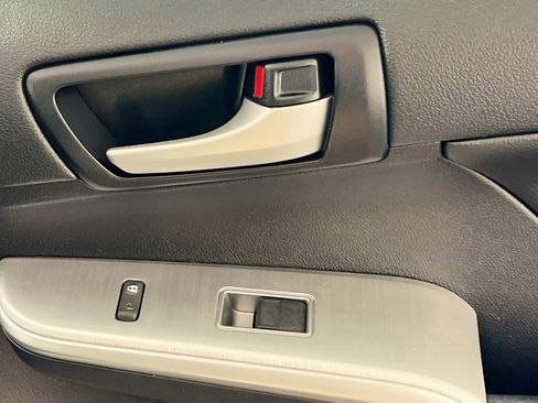 Used 2014 Toyota Camry SE image 31